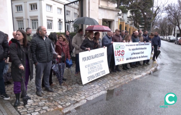 Un momento de la movilización a la entrada del edificio este miércoles