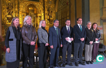 Autoridades e invitados antes del comienzo del acto