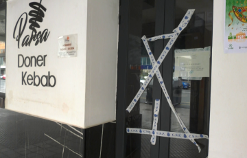 Uno de los locales precintados en la capital gaditana