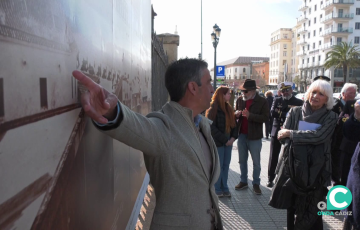 El director del Archivo Provincial, Santiago Saborido, explica alguna de las fotografías que forman parte de la colección