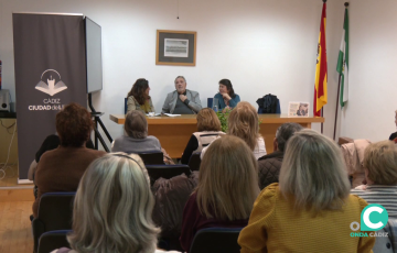 La autora se dirige a los presentes durante el acto