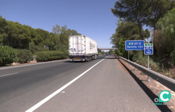 Camión de transporte por la autopista Cádiz - Sevilla