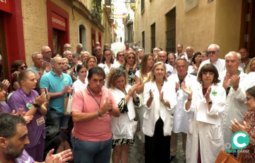 Concentración de apoyo ante las agresiones a personal médico registradas en la capital gaditana