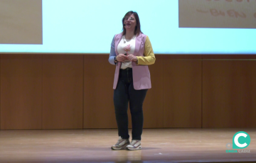 Un momento de la intervención que a través del humor recorre la sociedad que nos educa