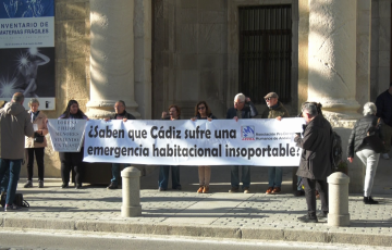 Miembros de la organización ante la puerta de entrada del edificio en la avenida Concepción Arenal