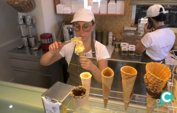 Una empleada del establecimiento prepara uno los productos para ser servidos a los clientes 