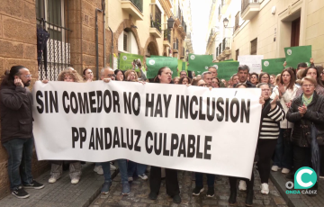 Protesta en la capital gaditana de los padres afectados días atrás