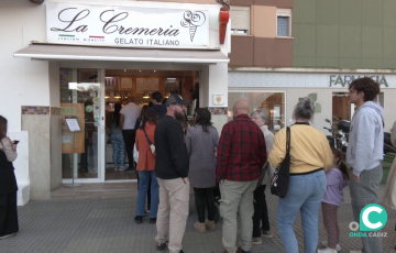 Cola en el establecimiento durante la jornada solidaria