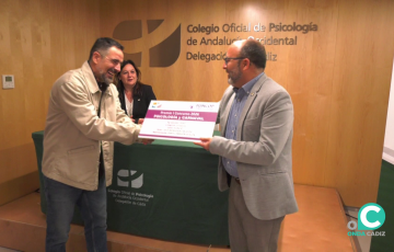 Momento de la entrega del reconocimiento al autor en un sencillo acto