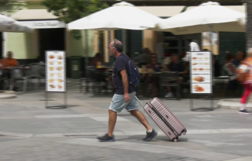 Turista por la plaza de la Catedral