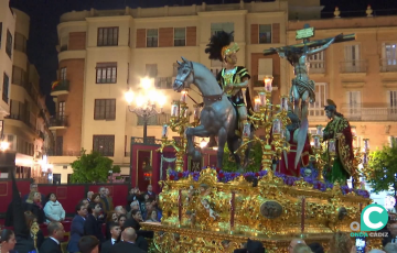 La cofradía en su estación de Penitencia por la plaza del Palillero