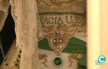 Detalles del bordado de la vestimenta de la Virgen de Gracia y Esperanza 