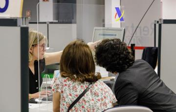 Usuarios atendidos en uno de los mostradores de una oficina de la agencia tributaria