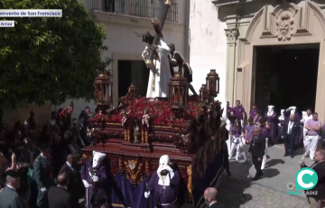 Cristo del Nazreno del Amor durante el inicio de su Estación de Penitencia desde San Francisco