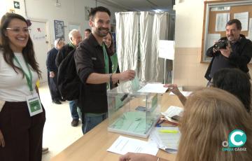 El candidato, David de la Cruz, durante su votación en ele IES Caleta 