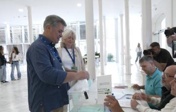 Ignacio Romaní ejerciendo su derecho al voto en el ECCO este domingo.