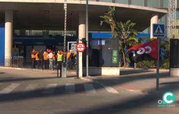 Personal de la compañía concentrado ante la estación de la capital gaditana durante las movilizaciones