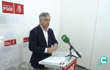 El portavoz del grupo municipal socialista durante una rueda de prensa