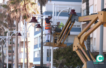 Operarios actuan en las luces del Paseo Marítimo