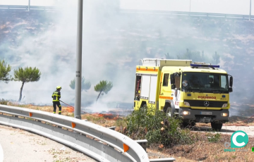 Un camión y varios efectivos de bomberos en la tarde de este lunes en el lugar del siniestro