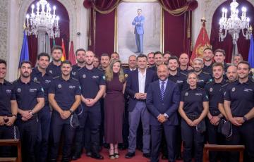 Foto grupal tras la recepción celebrada en el Salón de Plenos este lunes