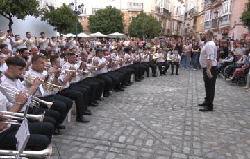 La plaza de San Francisco acoge el concierto eucarístico de Polillas.