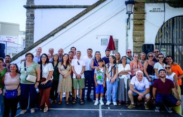 Foto de familia en la Plazuela Enrique Carril 