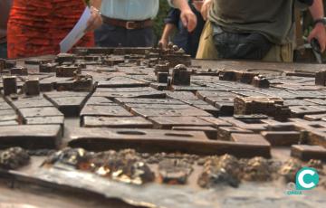 La maqueta tiflológica está desde este viernes en el Paseo de Canalejas, frente al puerto.