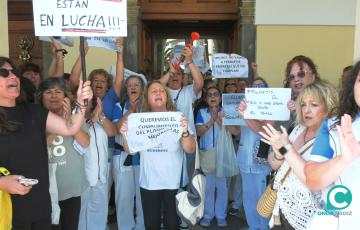 La plantilla de limpieza se ha movilizado este jueves a las puertas del Ayuntamiento.