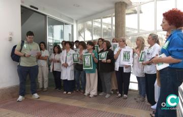 Una veintena de profesionales se han concentrado este martes en el centro del Olivillo.