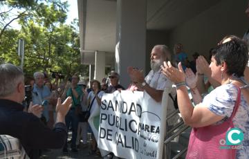Marea Blanca a las puertas de la delegación territorial de Salud este lunes.