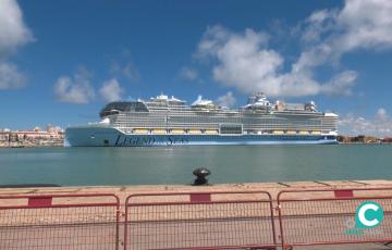 El Legend of the seas atracado en el Muelle 