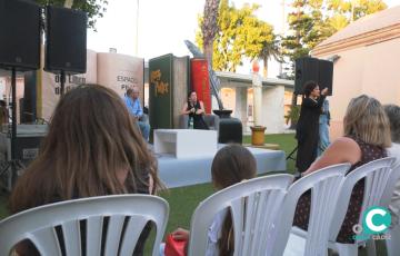 La pregonera de la Feria del Libro, Míriam Tirado, junto al coodinador, Alejandro Luque. 