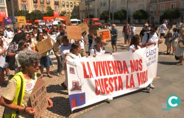 La protesta ha recorrido las calles del centro desde la Plaza de San Antonio hasta San Juna de Dios. 