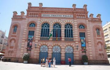 Imagen de la puerta del Gran Teatro Falla de Cádiz.