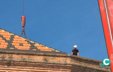 Inician los trabajos de mejora en el tejado del Palacio de Congresos de Cádiz. 