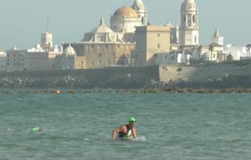La travesía a nado Ciudad de Cádiz volverá a salir de la playa de la Caleta.