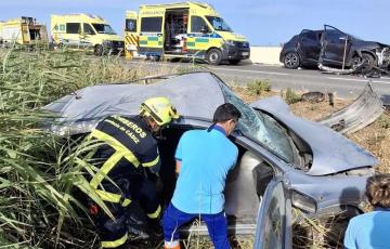 Bomberos y sanitarios en las labores de extracción de uno de los afectados en el siniestro