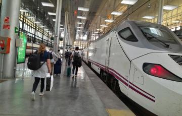 Pasajeros a punto de tomar el tren Alvia en la estación de Cádiz
