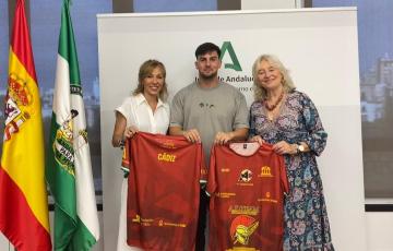 Autoridades y representantes de la entidad deportiva durante el acto