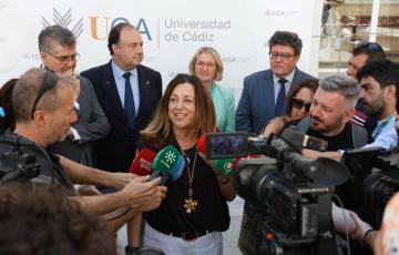 Un momento de la intervención a los medios en el inicio de la PAU en Cádiz