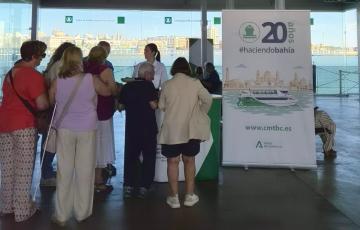 La Junta celebra los 20 años de funcionamiento del servicio marítimo de transporte en la Bahía.
