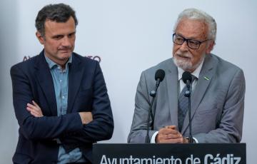 Bruno García y Jesús Maeztu durante una rueda de prensa en el Ayuntamiento de Cádiz