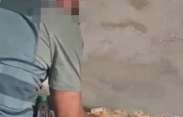 Un agente de la Guardia Civil contando dinero hallado en uno de los registros de la Sierra.