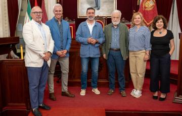 Los protagonistas tras el acto celebrado en el Ayuntamiento