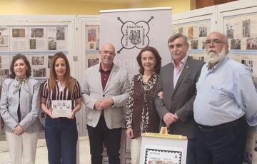 Representantes de Correos y de la Sociedad Filatélica Gaditana en un acto en la oficina de Cádiz