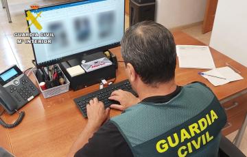 Agente de la Guardia Civil en labores de investigación