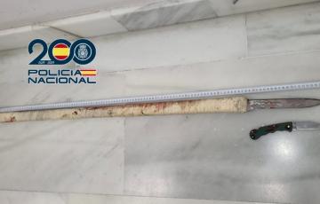 Armas supuestamente utilizadas por el arrestado por apuñalar a otro tras una pelea