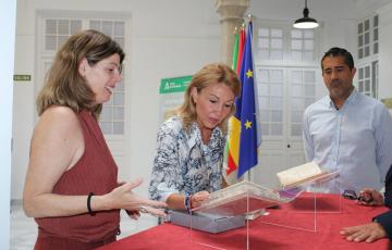 La delegada territorial de Turismo, Cultura y Deporte en Cádiz, Tania Barcelona, en el Archivo Provincial de Cádiz