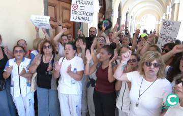 Las trabajadoras durante su concentración a las puertas del Ayuntamiento